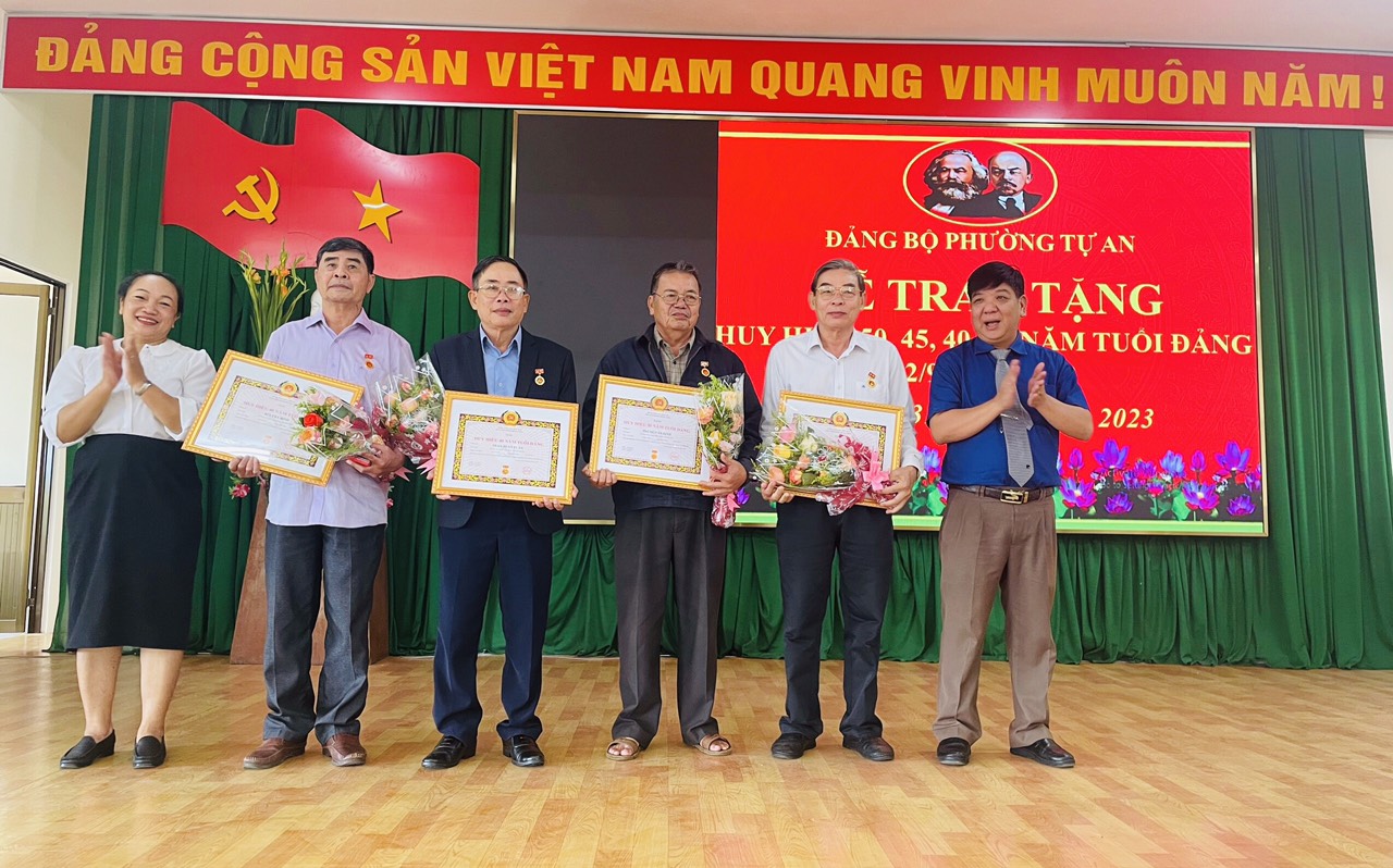 40 năm tuổi đảng